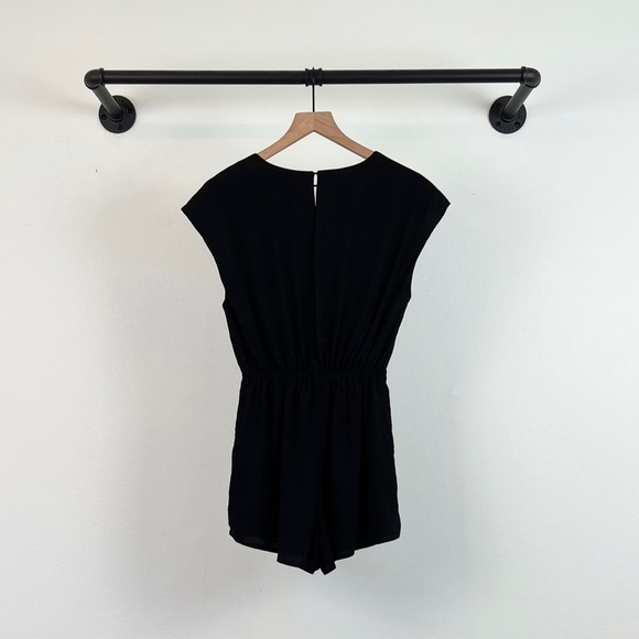 NWT Vici x Nordstrom Woven Tie Front Short Sleeve Romper In Black - Picture 4 of 5